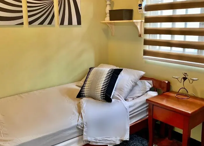 Appartement 3br Near Airport Acacia Estates Taguig
